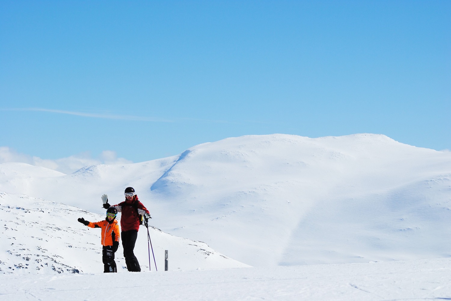 Famille ski montagne neigée