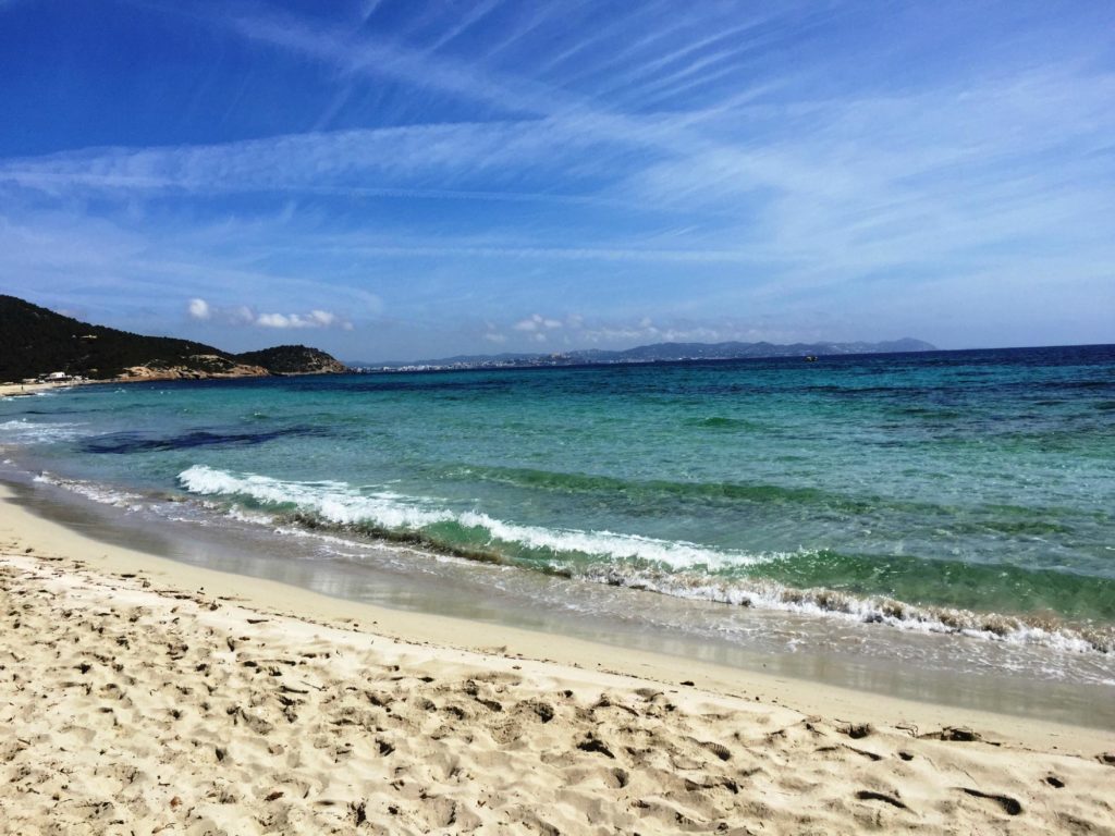 Cavallet Ибица. Platja des Cavallet Ibiza Spain. Cavallet Beach.